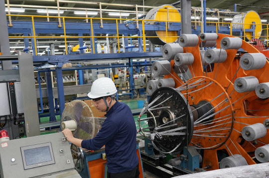 G&P 세종 사업장에서 직원들이 선박용 케이블을 생산하고 있다. <LS전선 제공>